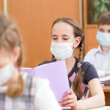 Schüler im Unterricht mit Mund-Nase-Schutz