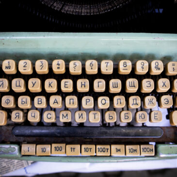 Alte Schreibmaschine mit kyrillischen Buchstaben